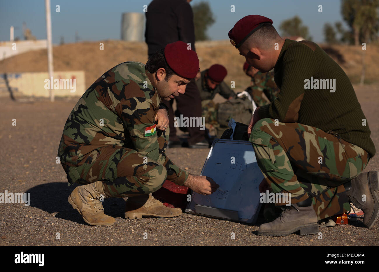 Les membres des forces de sécurité parler stratégie au cours de la lutte contre les engins explosifs improvisés de la formation de l'appareil à Erbil, Irak, 10 janvier 2018. Cette formation fait partie de la Force opérationnelle interarmées combinée globale - Fonctionnement résoudre inhérent à la mission de renforcer les capacités des partenaires qui se concentre sur la formation et de l'amélioration de la capacité des forces des combats en partenariat avec ISIS. (U.S. Photos de l'armée par le sergent. Ambraea Johnson) Banque D'Images