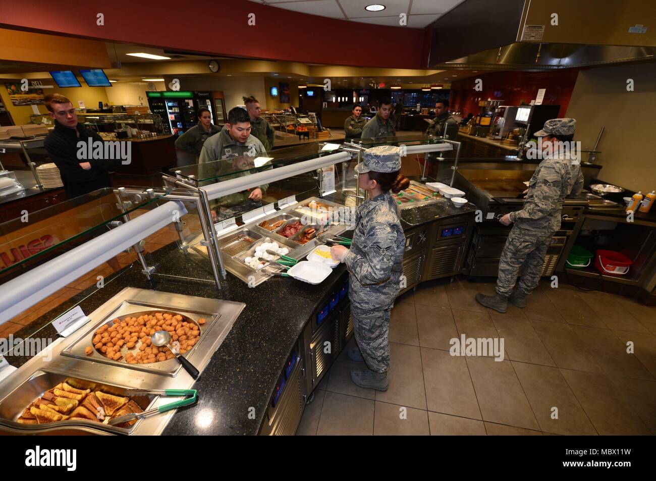 Le 28th Force support Squadron est une unité de la United States Air Force qui gère les restaurants de la base aérienne d'Ellsworth. Le prix Hennessey évalue l'excellence dans les opérations de restauration de la Force aérienne. L'image d'archives documente le service du petit déjeuner et l'interaction avec les clients à l'intérieur du Raider Café pendant la préparation du concours 2018. Banque D'Images