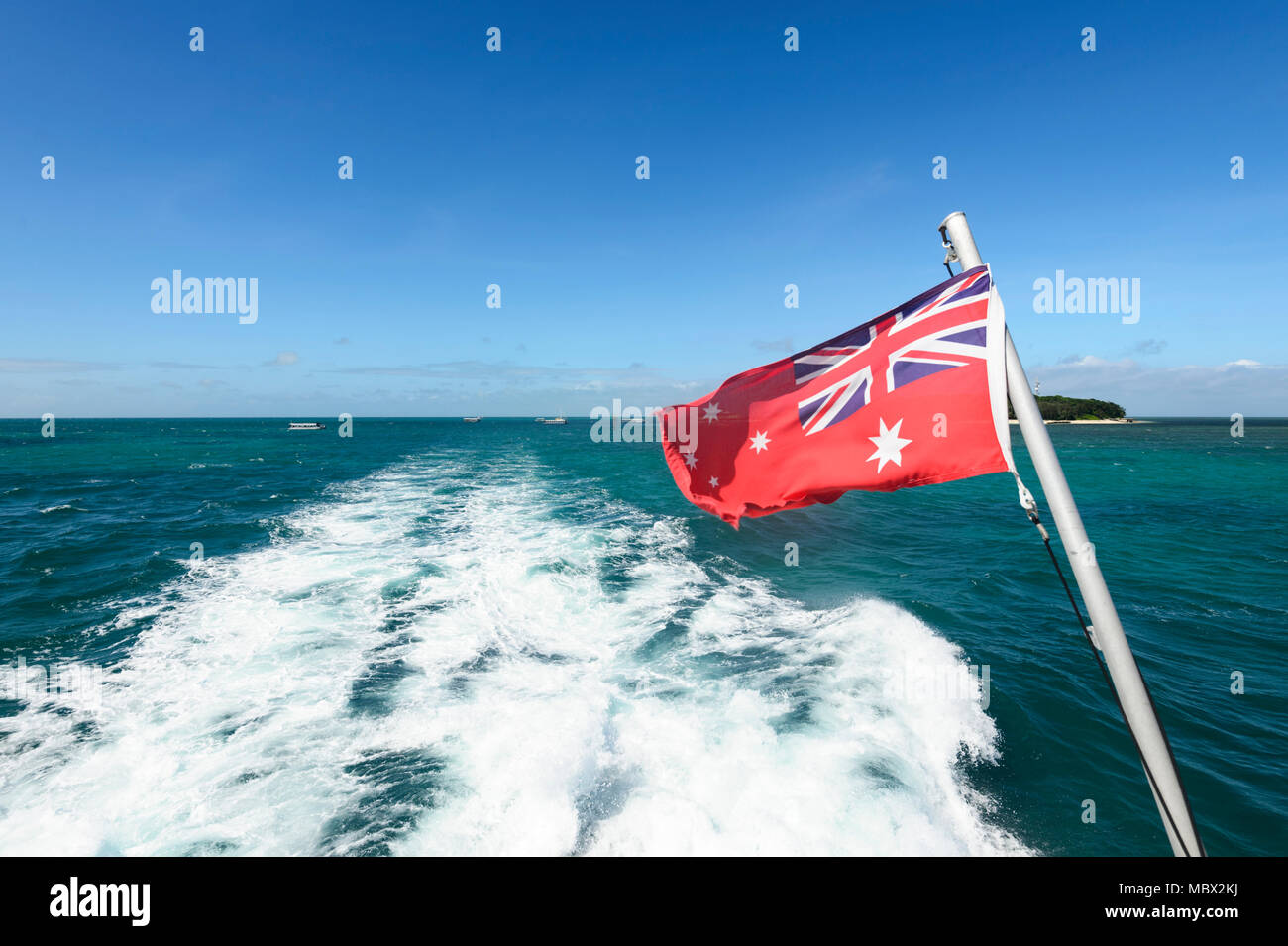 Boat Service et le drapeau australien, Grande Barrière de corail, l'extrême nord du Queensland, Queensland, Australie, FNQ Banque D'Images