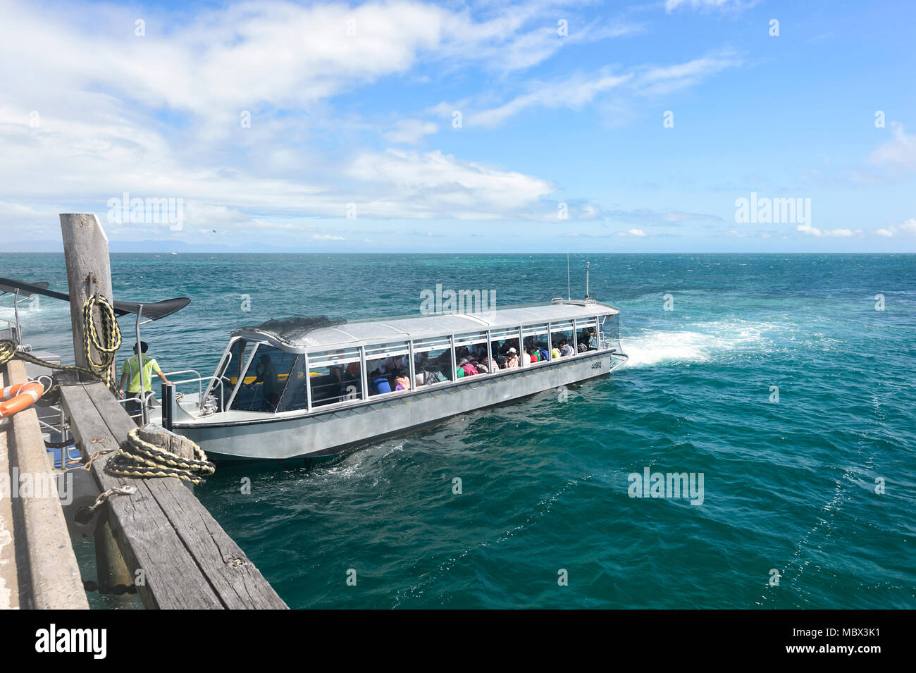 Les touristes de passer à une croisière en bateau à fond de verre à Green Island, Great Barrier Reef Marine National Park, Far North Queensland, Queensland, FNQ, GBR, Austral Banque D'Images