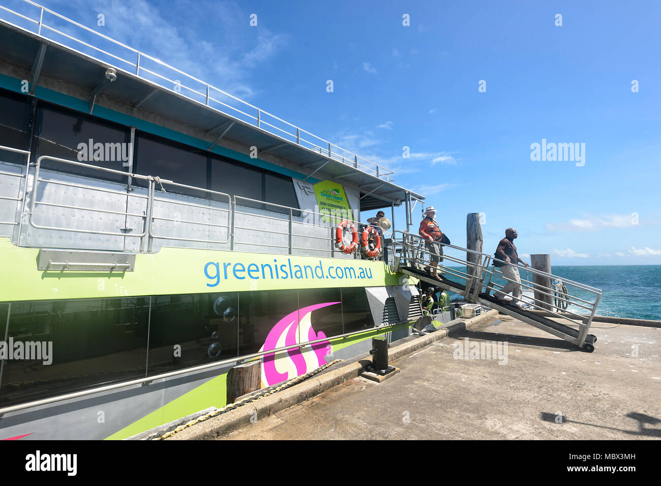 Les touristes arrivant à Green Island, Great Barrier Reef Marine National Park, Far North Queensland, Queensland, FNQ, GBR, Australie Banque D'Images