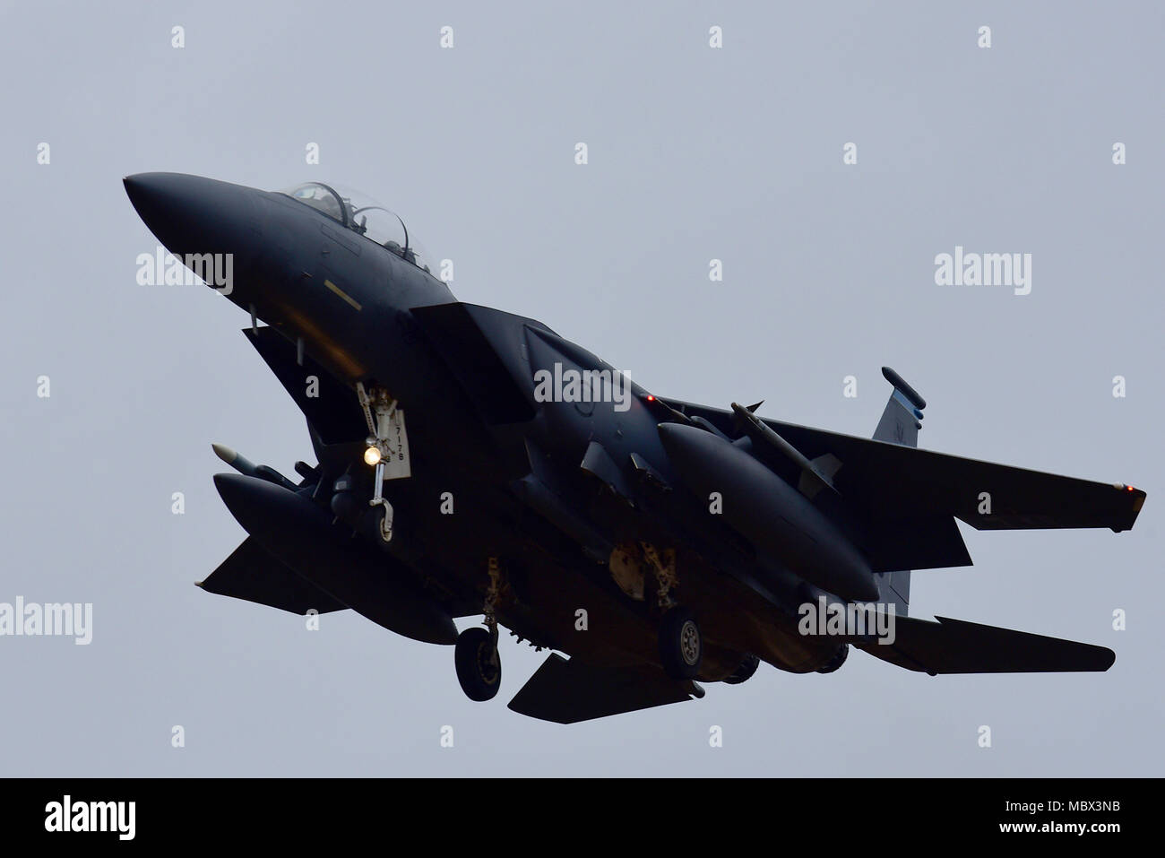 Un F-15E Strike Eagle lors de l'exercice terrains Thunderdome est 18-01, 11 janvier 2018, à Seymour Johnson Air Force Base, la Caroline du Nord. Le F-15E est motorisé par deux Pratt & Whitney F100-PW-220 ou 229 moteurs qui peuvent accélérer du ralenti à l'alimentation en post-combustion maximale moins de quatre secondes. (U.S. Air Force photo par un membre de la 1re classe Kenneth Boyton) Banque D'Images