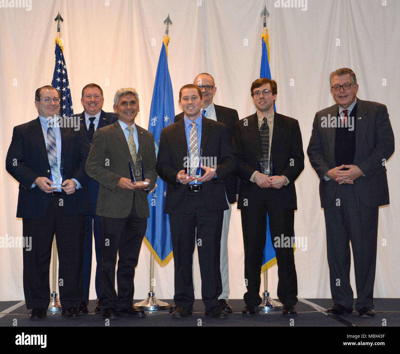 Michael Cleary a présenté le prix le plus prestigieux de la direction, le Charles J. Cleary Scientific Achievement Award, à la flexibilité de nitrure de gallium de haute performance, Strainable dispositifs radioélectriques à l'équipe de la 65e assemblée annuelle de la direction des Matériaux et fabrication de dîner de remise des prix. Illustré de gauche à droite Dr Donald Dorsey, Col Charles Ormsby, Dr Benji Maruyama, le Dr Nicholas Glavin, Dr Timothy Bunning, Dr Eric Heller et Michael Cleary. Banque D'Images