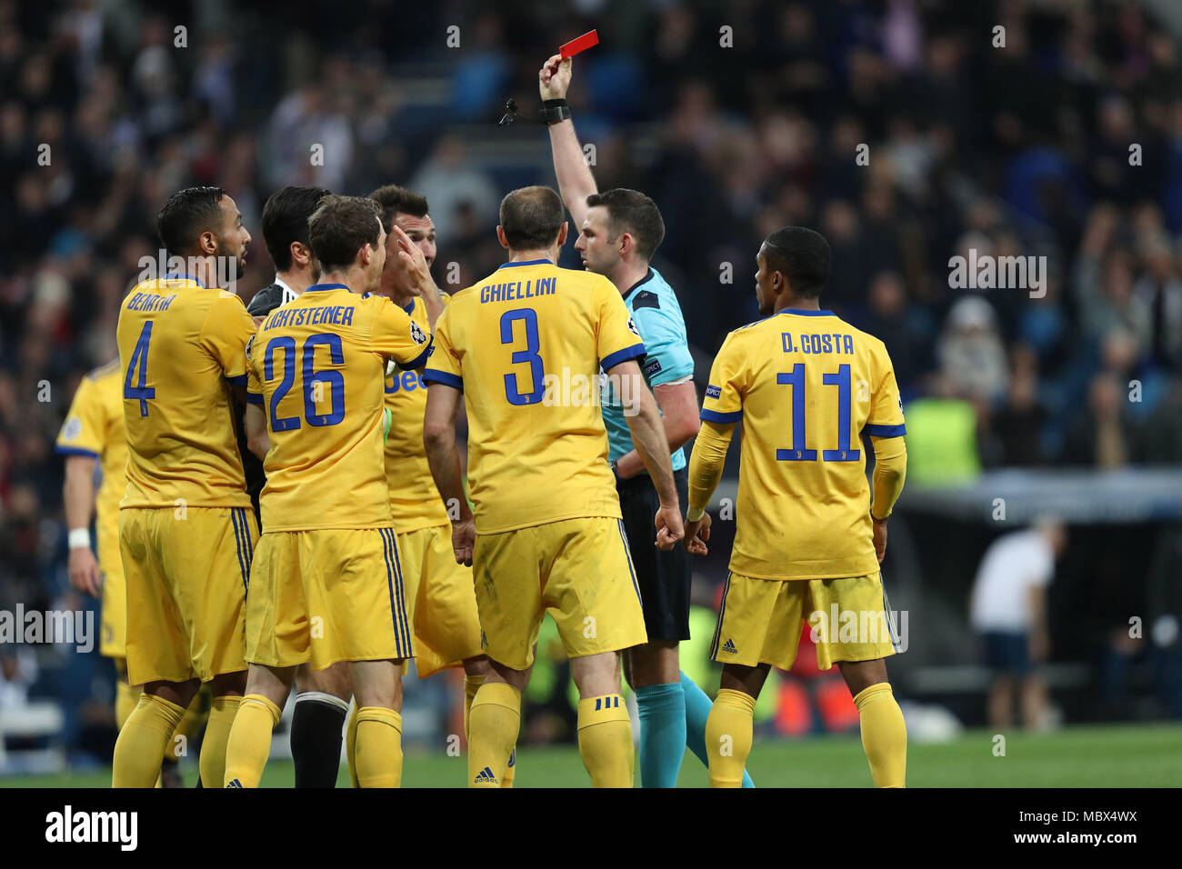 Madrid, Espagne. Apr 11, 2018. ARBITRE MICHAEL OLIVER montre un carton rouge  à Gianluigi Buffon de la Juventus lors de la Ligue des Champions, quart de  finale, 2ème leg match de football