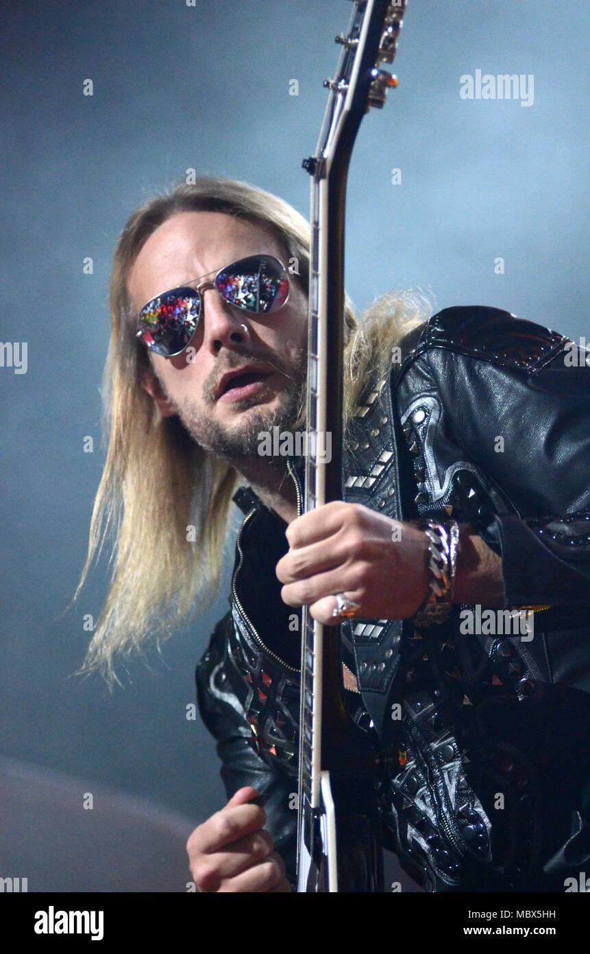 Green Bay, Wisconsin, USA. 5ème apr 2018. Le guitariste Richie Faulkner du groupe Judas Priest effectue au Resch Center à Green Bay, Wisconsin. Ricky Bassman/CSM/Alamy Live News Banque D'Images