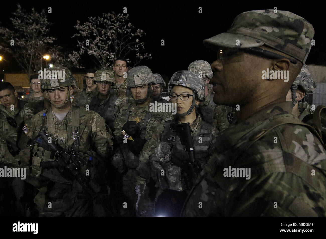 Ce moment à Seoul, Seoul, Corée du Sud. Apr 12, 2018. 12 avril 2018 Camp Casey, de Corée du Sud et les États-Unis Concurrents militaires se préparent pour leur 12km pied mars lors d'une meilleure concurrence au Camp Casey en ce moment à Seoul, Corée du Sud. Meilleur Guerrier Concours organisé chaque année sur l'événement annuel de militaires américains. Credit : Ryu Seung-Il/ZUMA/Alamy Fil Live News Banque D'Images