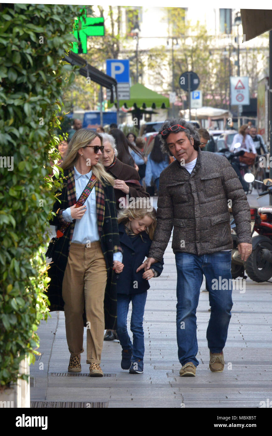 Milan, Italie. Le 08 Avr, 2018. Milan, Kean Etro, Costanza avec sa femme et sa fille en se promenant dans les rues du centre indépendant de l'Agence de Crédit : photo/Alamy Live News Banque D'Images