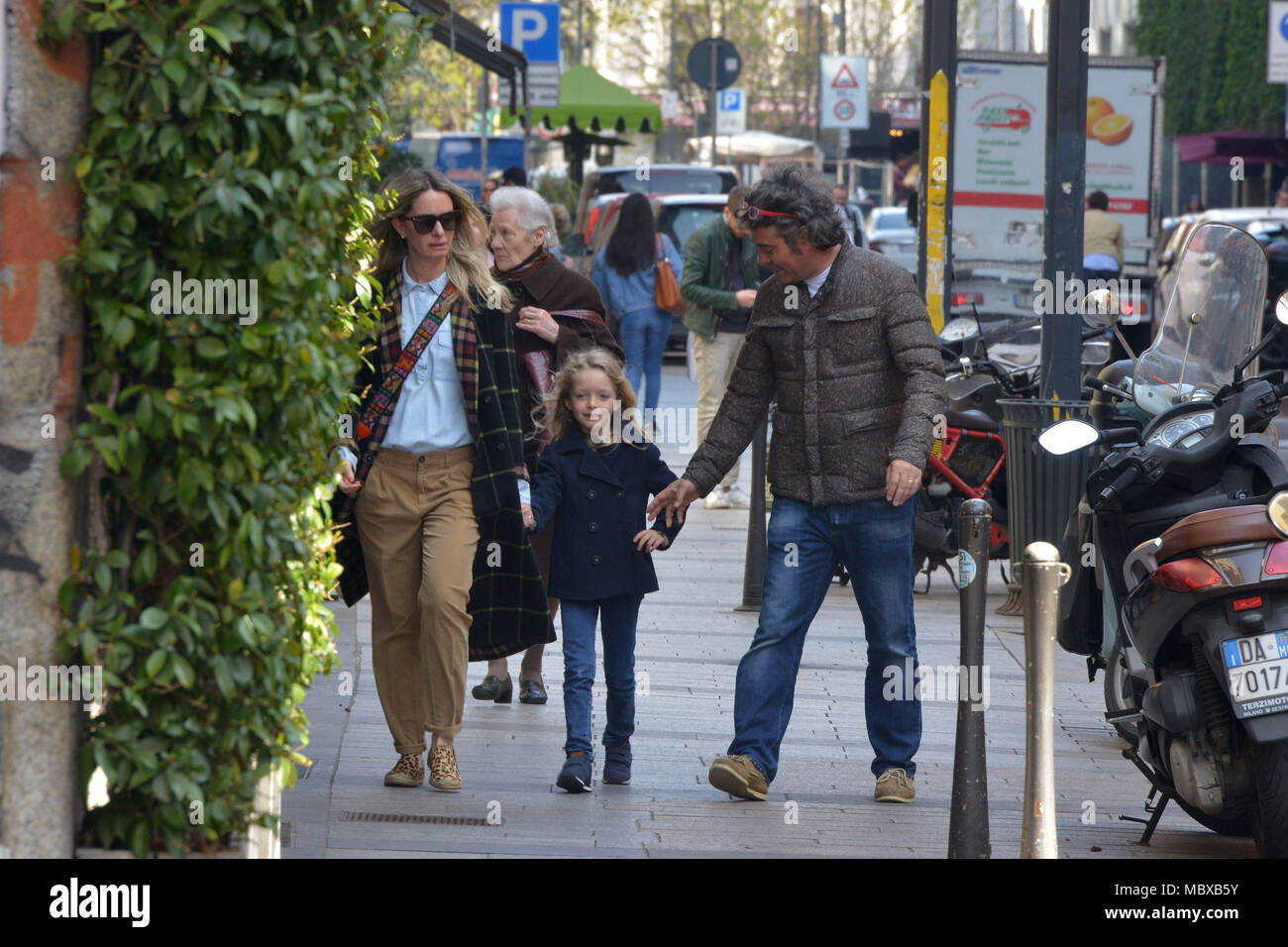 Milan, Italie. Le 08 Avr, 2018. Milan, Kean Etro, Costanza avec sa femme et sa fille en se promenant dans les rues du centre indépendant de l'Agence de Crédit : photo/Alamy Live News Banque D'Images