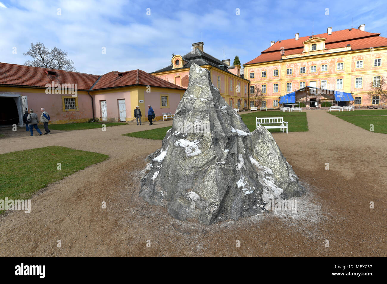 Krasny Dvur, République tchèque. Apr 11, 2018. Artiste tchèque Kristof Kintera disparaître expositions sculpture dans Krasny Dvur Chateau, près de Louny, République tchèque, le 11 avril 2018. Credit : Slavomir Kubes/CTK Photo/Alamy Live News Banque D'Images