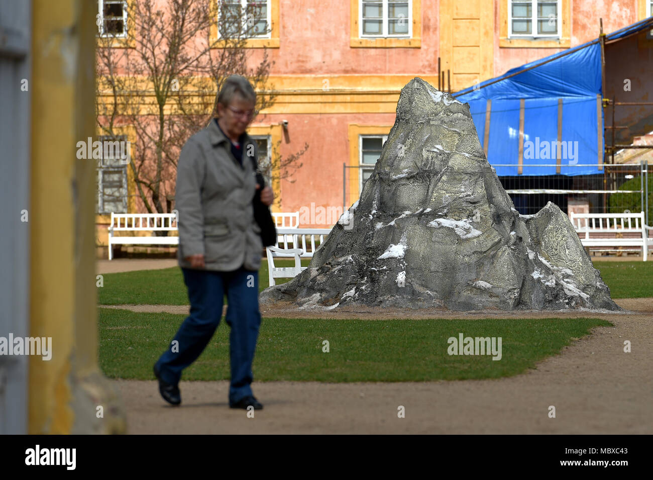 Krasny Dvur, République tchèque. Apr 11, 2018. Artiste tchèque Kristof Kintera disparaître expositions sculpture dans Krasny Dvur Chateau, près de Louny, République tchèque, le 11 avril 2018. Credit : Slavomir Kubes/CTK Photo/Alamy Live News Banque D'Images