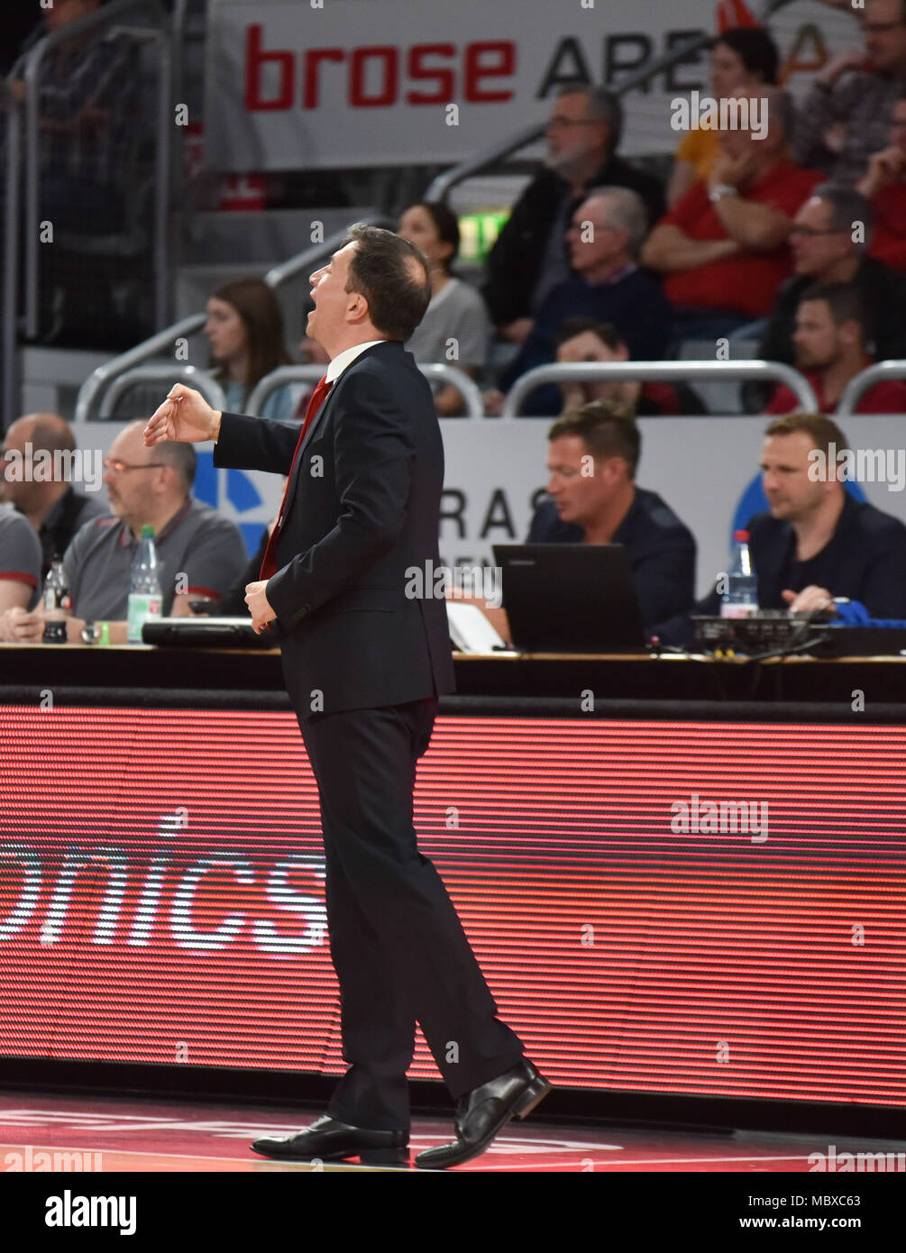 Allemagne, Bamberg, Brose Arena - 11 avril 2018 - Basket-ball, 1.Bundesliga, BBL - Brose Bamberg vs Medi Bayreuth - Image : Luca Branchi (Brose Bamberg, entraîneur-chef) Photo : Ryan Evans Banque D'Images