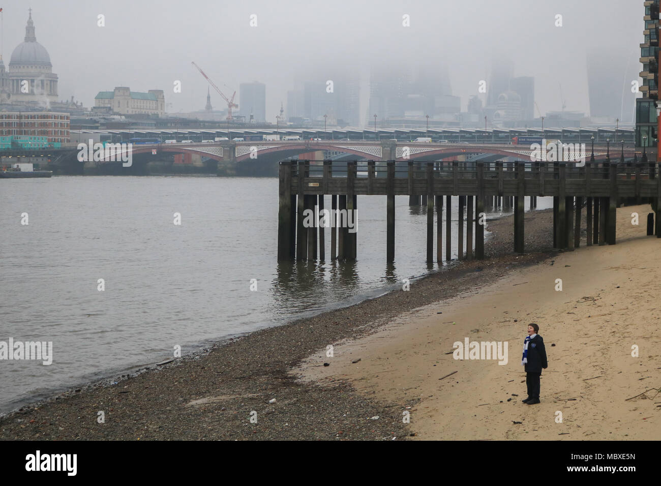 Londres, Royaume-Uni. 12 avril 2018. Météo France : Ville de London Skyline et bâtiments financiers disparaissent sous le comte matin brouillard épais derrière London Blackfriars Bridge Crédit : amer ghazzal/Alamy Live News Banque D'Images