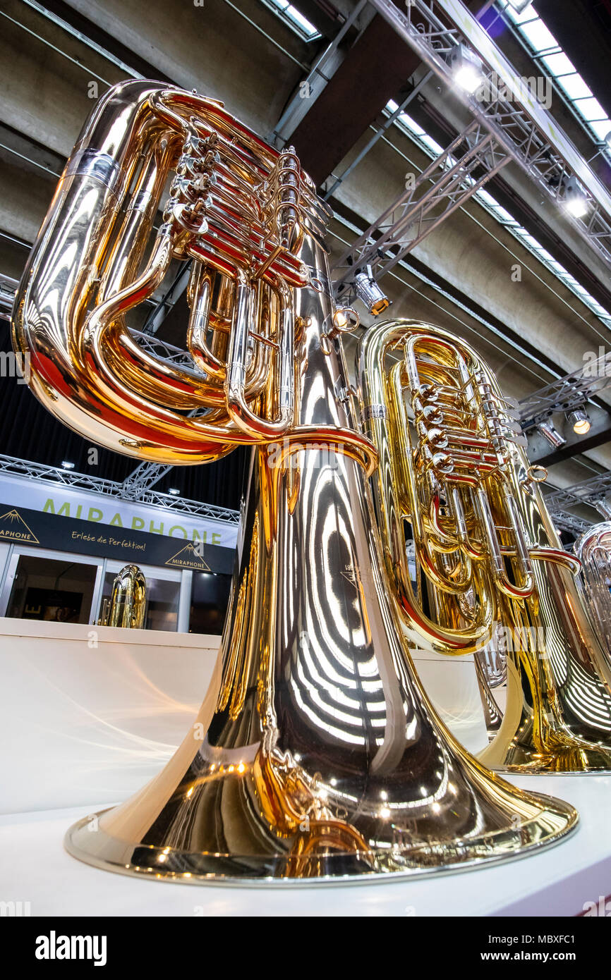 Francfort/Main, Allemagne. 11 avril, 2018. Fabricant de Tubas Miraphone, Musikmesse Frankfurt, le commerce équitable pour instruments de musique, partitions de musique, la production et la commercialisation. Crédit : Christian Lademann Banque D'Images