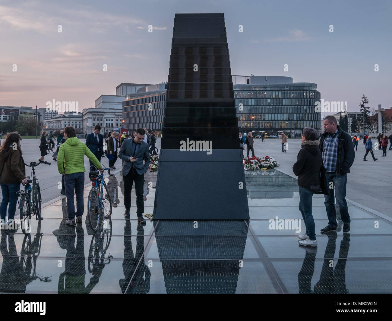 Les gens se réunissent autour de la nouvelle monument aux victimes de l'accident d'avion de Smolensk, Varsovie, Pologne Banque D'Images
