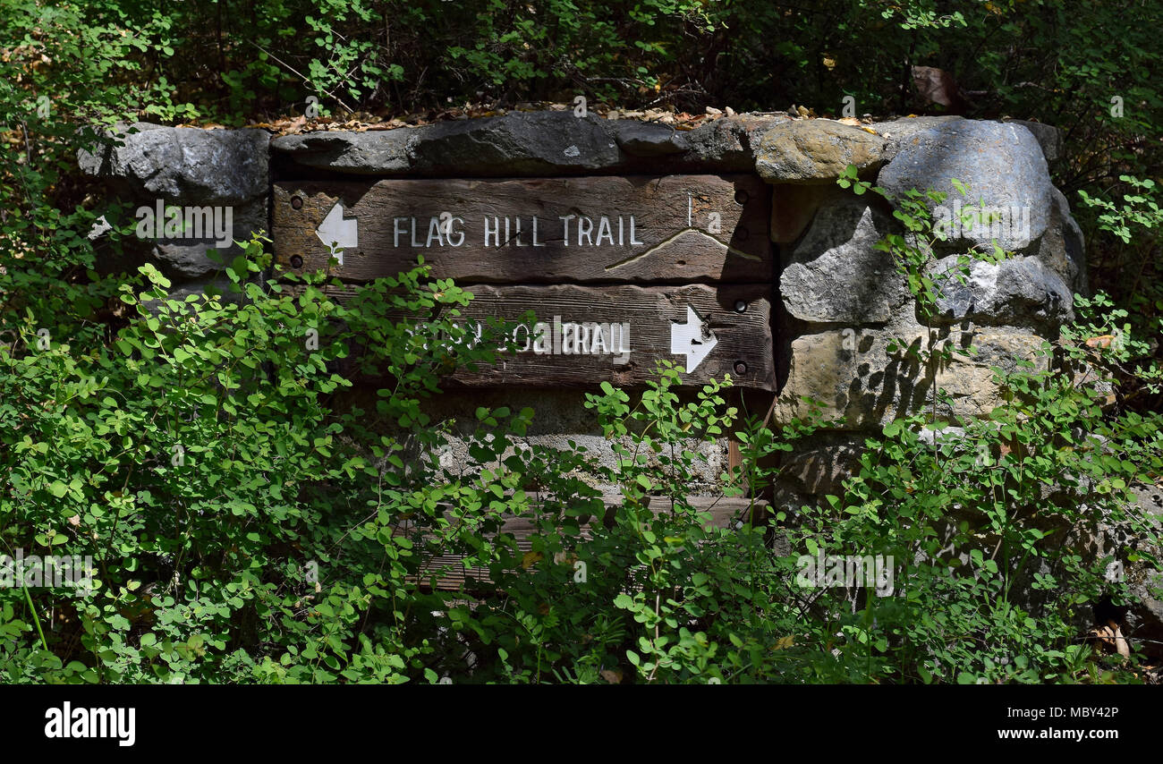 Drapeau indien et Joe Hill trail signes, Sunol Regional Wilderness, Californie, Banque D'Images