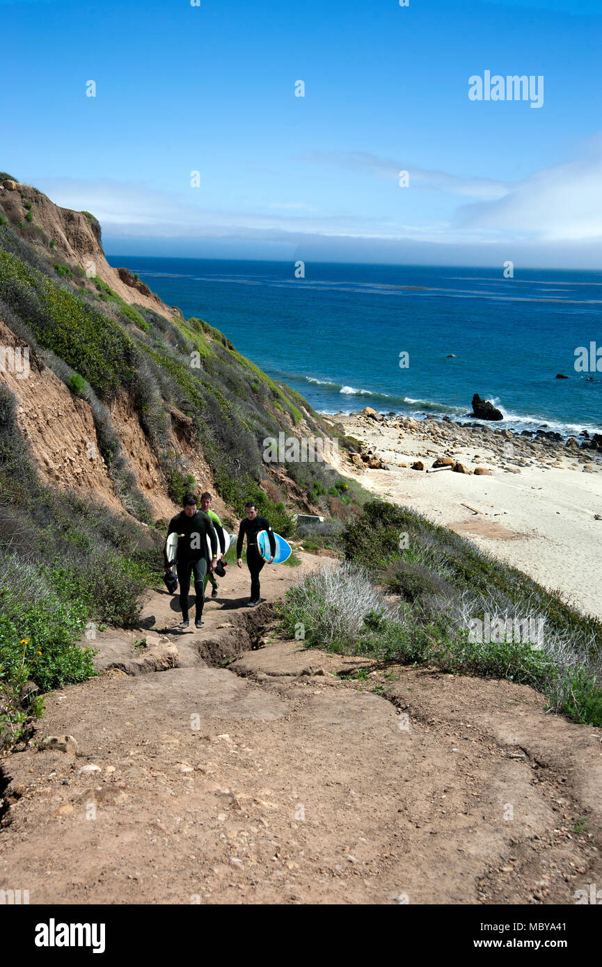Un sentier d'escalade surfeurs jusqu'côté falaise de la plage près de Malibu CA Banque D'Images