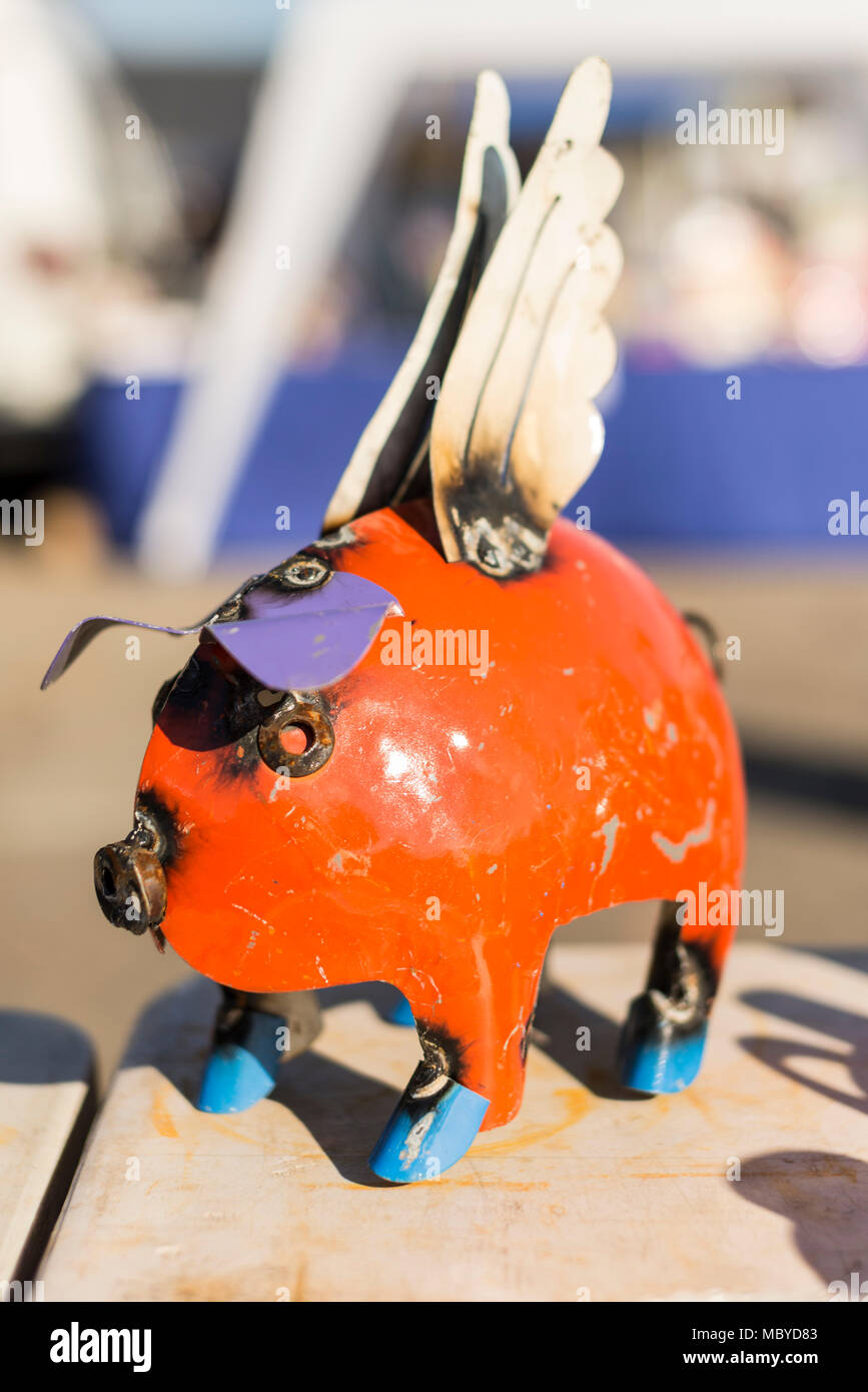 Metal pig croit qu'il peut voler l'orange Banque D'Images