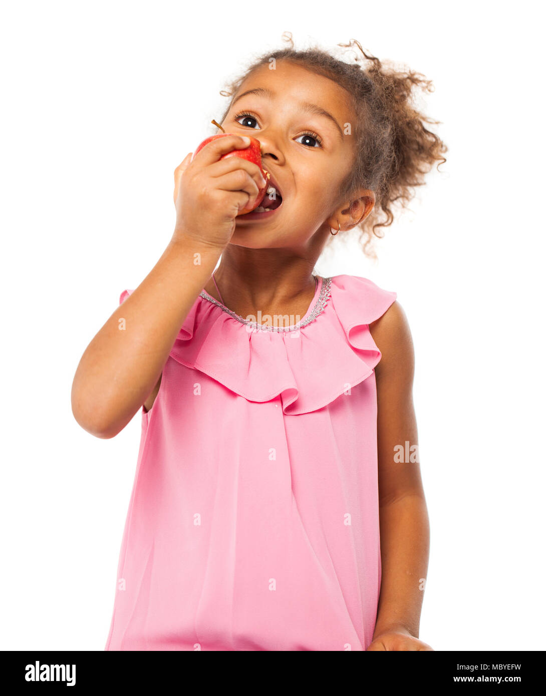 Portrait d'une jolie petite fille avec une pomme rouge sur fond blanc Banque D'Images