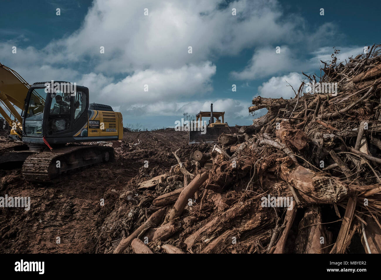 NARANJITO, Puerto Rico, le 8 janvier 2018--Employés de la municipalité de Naranjito collecter des débris pour être prises pour la décharge régionale, situé dans la municipalité de Toa Baja. Banque D'Images