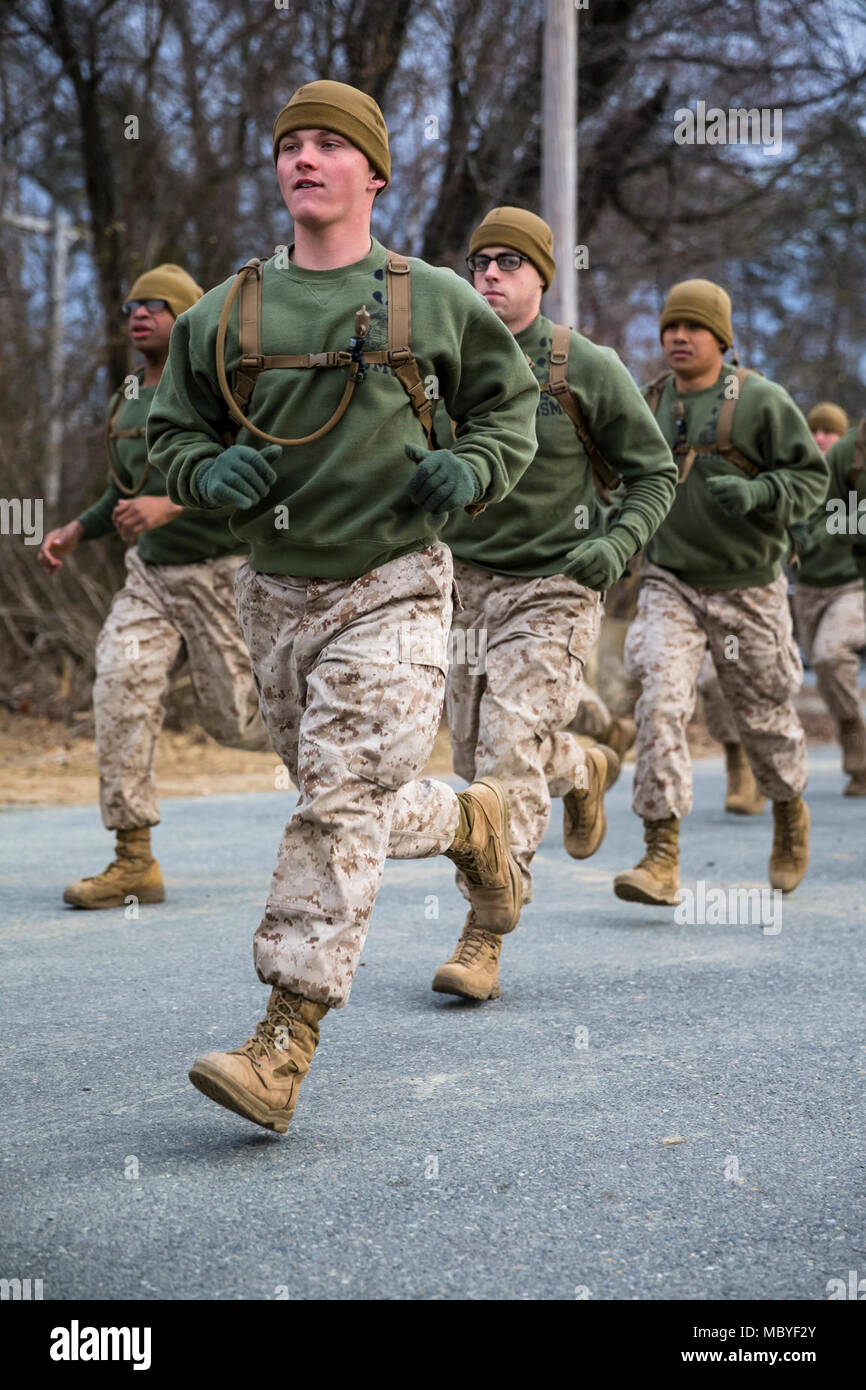 Officier de la Marine américaine les candidats participent à une médaille d'honneur à l'École des aspirants, Quantico, en Virginie, le 12 mars 2018. Les candidats doivent faire l'objet de trois mois de formation intensive à l'évaluation et le dépistage des personnes à la direction, morale, mentale, physique et les qualités requises pour la mise en service en tant qu'officier du Corps des Marines des États-Unis. Banque D'Images