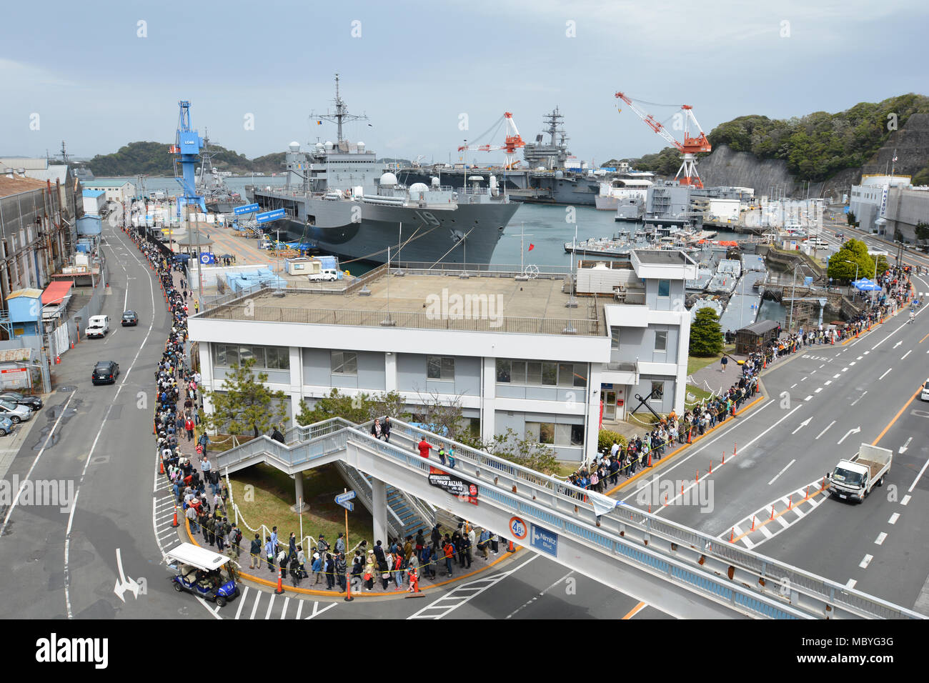 YOKOSUKA, Japon (7 avril 2018) - les visiteurs japonais à attendre en ligne pour une visite de l'USS Curtis Wilbur (DDG 54) au cours de la flotte américaine (FLEACT) Activités du 25e congrès annuel de Yokosuka célébration de la fête du printemps. Plus de 35 000 personnes ont assisté à l'ouverture d'événement de base. FLEACT fournit de Yokosuka, entretient et exploite des installations et des services de base à l'appui de la 7e flotte des forces navales déployées, 71 commandes de locataires, et plus de 27 000 militaires et civils. (U.S. Photo par marine Daniel A. Taylor/FLEACT publié par le Bureau des affaires publiques de Yokosuka) Banque D'Images