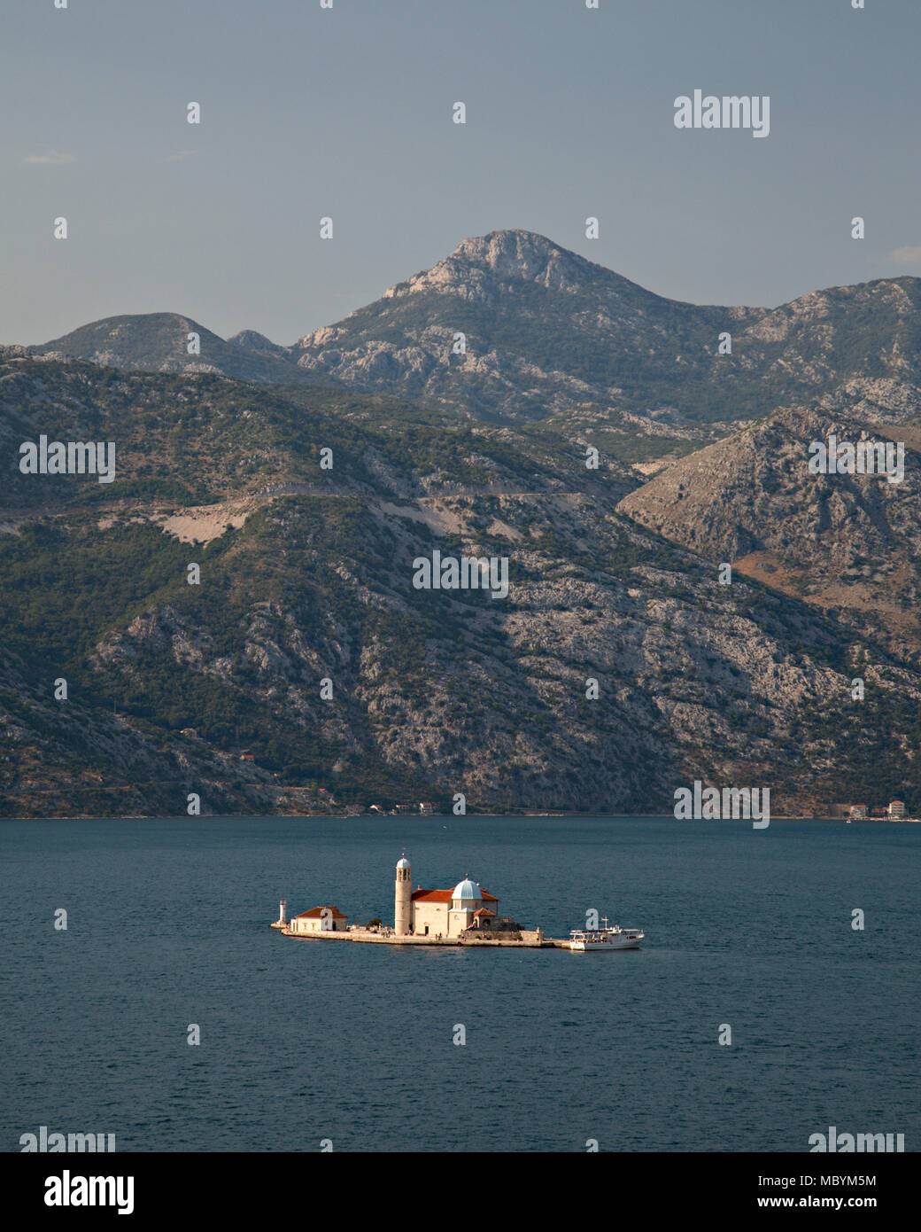 Église sur une île de la baie de Kotor, Monténégro, sur la mer Adriatique Banque D'Images