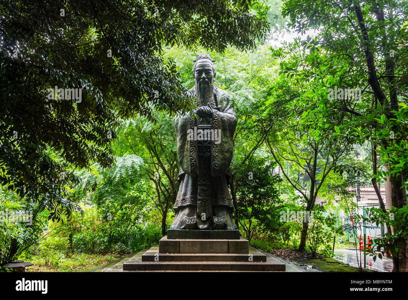 Tokyo, Japon. Statue en bronze de Confucius, philosophe et homme politique chinois, à un, Yushima Seido temple dans le quartier de Bunkyo Banque D'Images