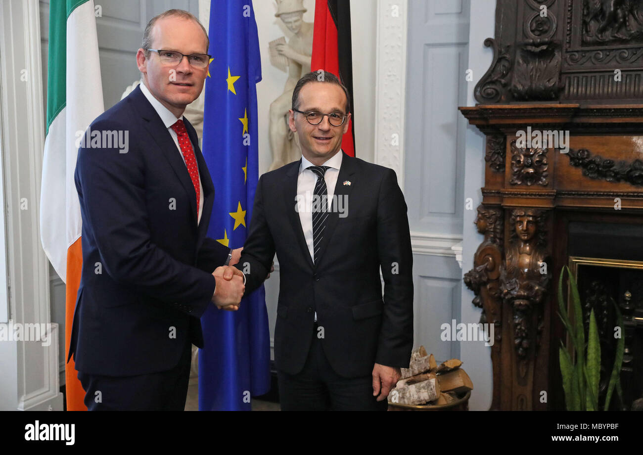 Simon Coveney, T‡naiste (vice-premier ministre) et ministre des Affaires étrangères et du Commerce (à gauche) d'Irlande, avec Heiko Maas, ministre fédéral des Affaires étrangères allemand, en prévision de pourparlers officiels à la Maison Iveagh à Dublin. Banque D'Images