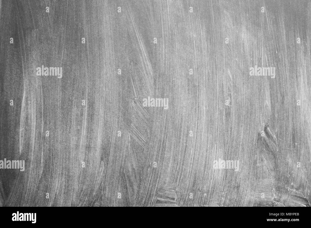 Tableau noir vide avec de légères repose de craie comme arrière-plan Banque D'Images