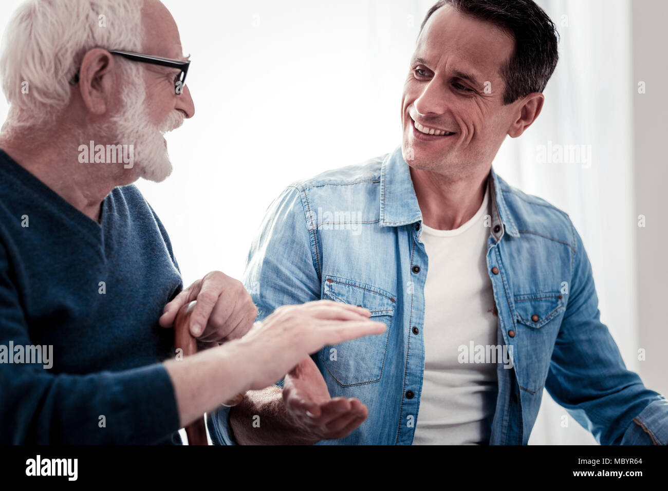 Cheerful heureux père et fils d'avoir du bon temps Banque D'Images