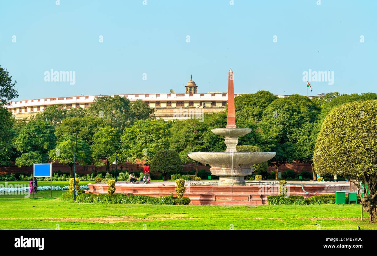 Fontaine en face de la Sansad Bhawan, la Maison du Parlement de l'Inde. New Delhi Banque D'Images
