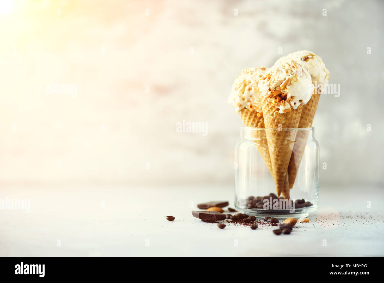 Sauce au caramel crème glacée au cornet gaufré avec les grains de café sur fond noir en gris. Concept des aliments en été, l'espace de copie. Sans gluten sains des glaces. Banner Banque D'Images