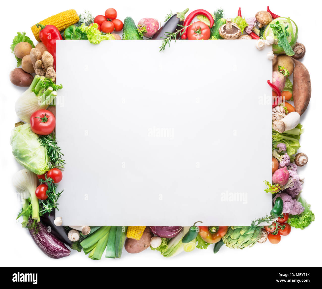 Différents légumes colorés disposés comme une trame sur fond blanc. Espace libre pour votre texte. Banque D'Images