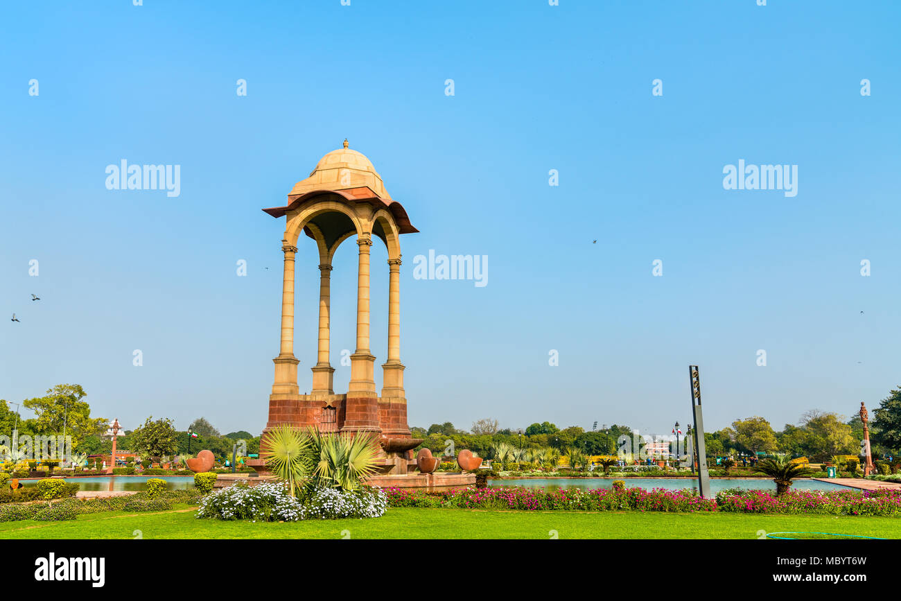 L'auvent derrière la porte de l'Inde à New Delhi Banque D'Images