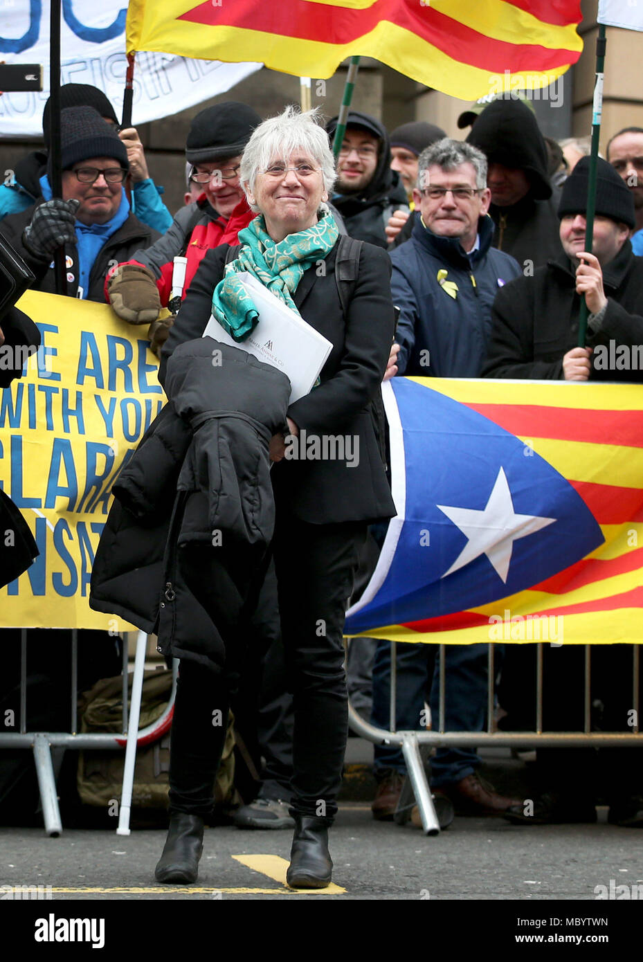Ancien Ministre Catalan le professeur Clara Ponsati, qui fait face à l'extradition vers l'Espagne, à l'extérieur Edinburgh Sheriff Court après une audience d'extradition. Banque D'Images