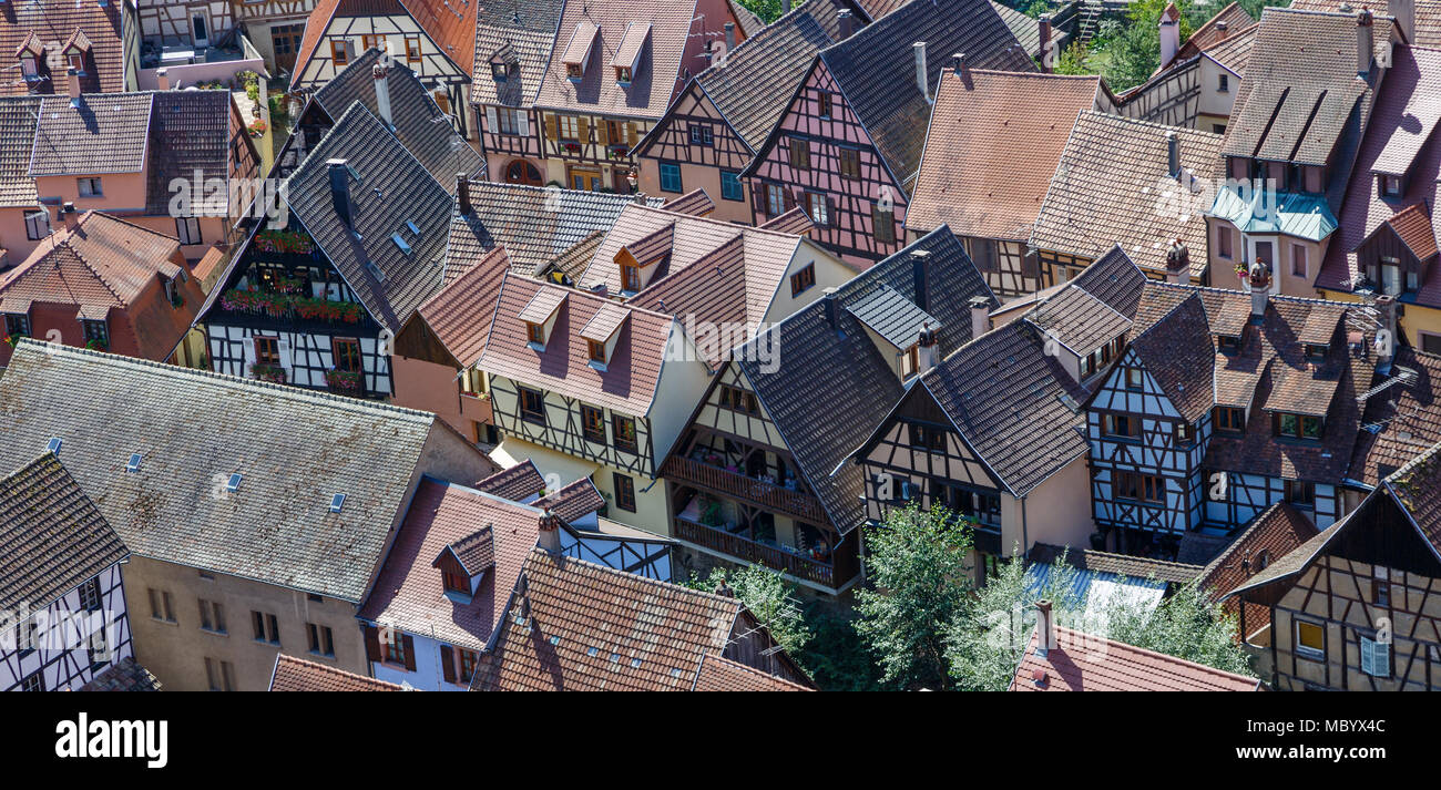 Vue vers le bas sur les toits du centre du château de Kaysersberg, Alsace, France Banque D'Images