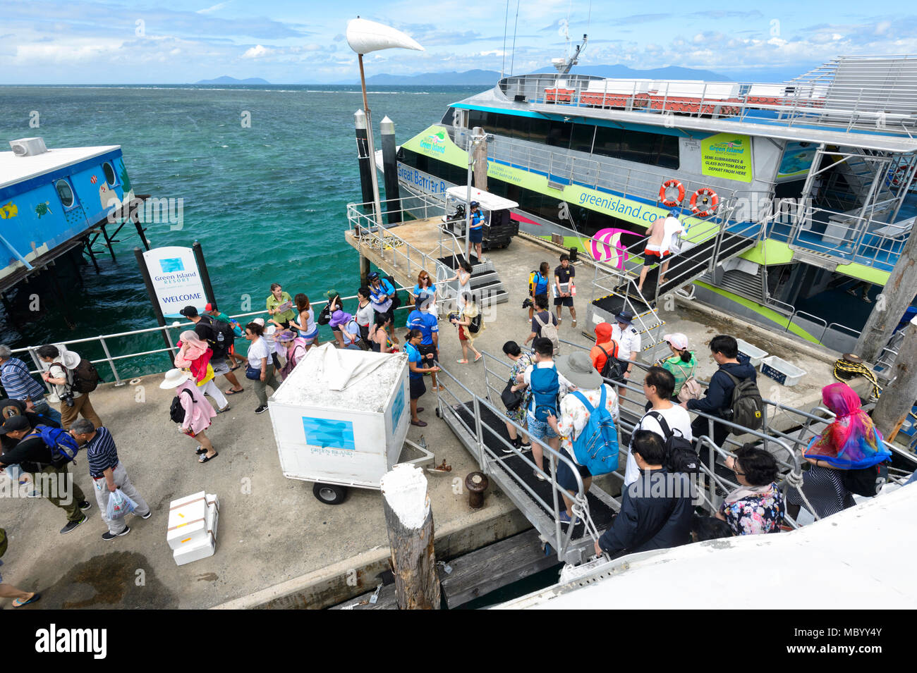 Les touristes arrivant à Green Island, Great Barrier Reef Marine National Park, Far North Queensland, Queensland, FNQ, GBR, Australie Banque D'Images