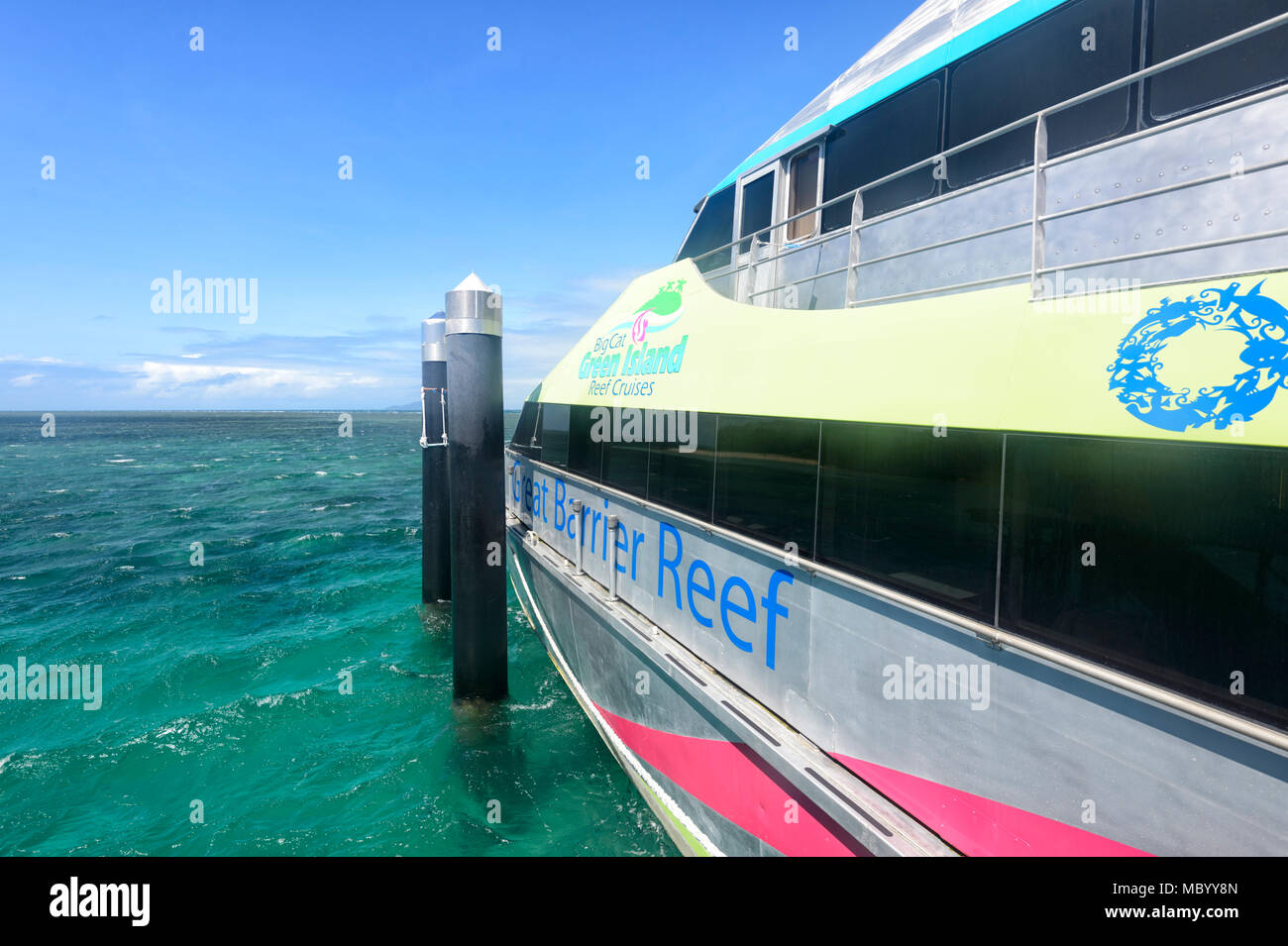 Big Cat Green Island Reef Cruises bateau, Grande Barrière de corail, l'extrême nord du Queensland, Queensland, FNQ, GBR, Australie Banque D'Images