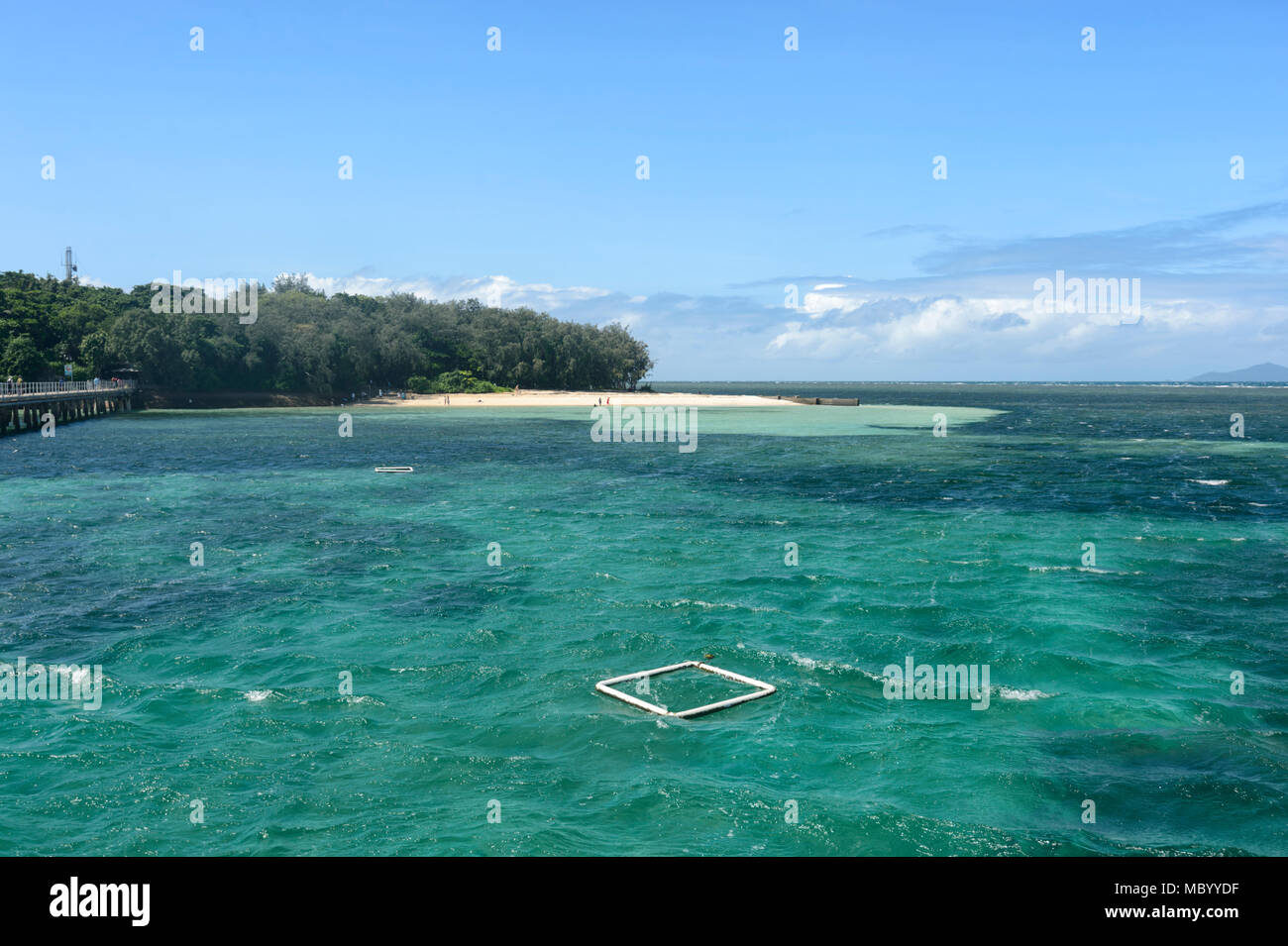 Les eaux turquoise de l'île Green, un corail cay au large de Cairns dans le Great Barrier Reef Marine National Park, Far North Queensland, Queensland, FNQ, GBR, Australi Banque D'Images