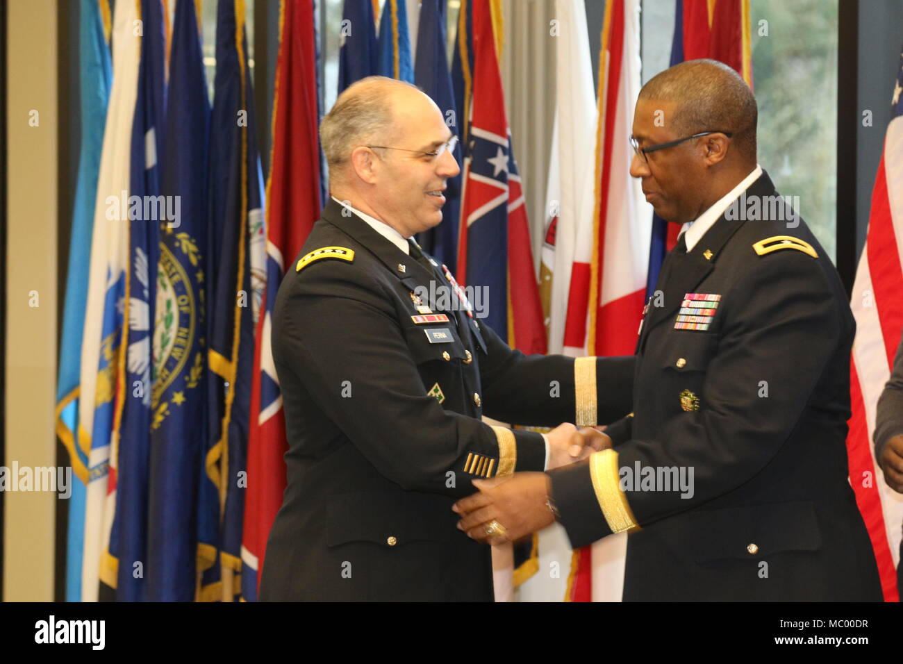 Le général Gustave F. Perna, commandant général du Commandement du matériel de l'armée, félicite le nouveau promu brigadier. Le général James S. Moore le 17 janvier 2018, à l'American Lake Conference Center, joint Base Lewis-McChord. Perna administré Moore serment d'office durant la cérémonie de promotion. La famille et les amis de Moore l'avion pour être avec lui à l'occasion de tout le pays. Moore est un diplômé de 1989 Virginia State University à Pétersbourg, Va. Banque D'Images