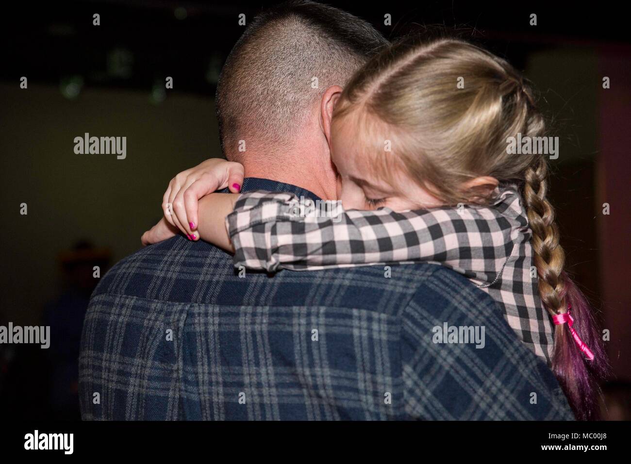 Les membres du service et leurs filles fréquentent les bottes 'n Belles Daddy-Daughter Danse à Iwakuni Marine Corps Air Station, Japon, le 13 janvier 2018. Les pères et les filles dansaient, pris des photos, des jeux et a gagné des concours de tirage comme ils ont partagé la nuit et créé des souvenirs ensemble. (U.S. Marine Corps photo par le Cpl. Gabriela Garcia-Herrera) Banque D'Images