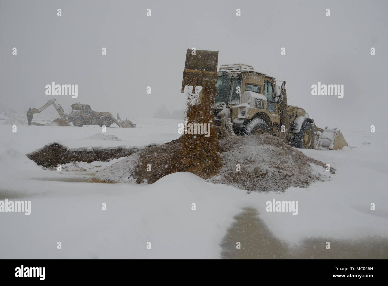 Des soldats américains affectés au 82e bataillon du génie, 1re Division d'infanterie, mener des activités d'excavation avec deux High-Mobility J Type Excavatrice Ingénieur des véhicules à la 7e formation de l'Armée de la commande Zone d'entraînement Grafenwoehr, Allemagne, le 17 janvier 2018. L'exercice a été conçu pour développer les compétences des opérateurs en creusant des fossés anti-chars, la tourelle et l'hall defilade des positions de combat, et de l'équipage et des positions de combat individuel, tous les combinés en vue de résoudre des États-Unis (X. Photo de l'armée par Christoph Koppers) Banque D'Images