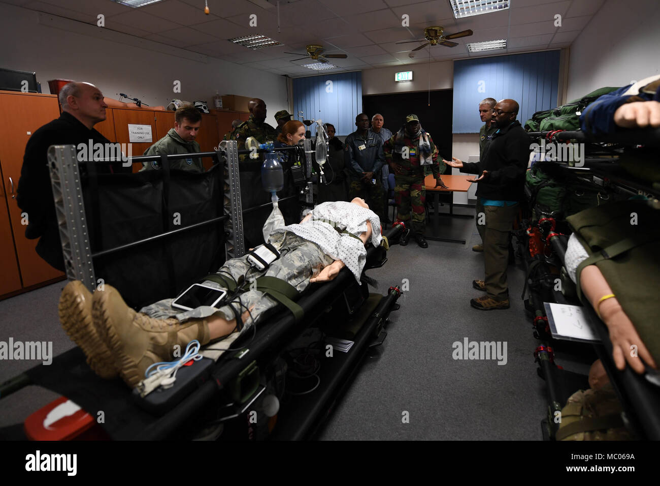 Ali Rivières, 86e Escadron aéromédical element manager Gestion des normes médicales, explique comment la médecine de l'escadron effectue une formation pour s'assurer que le personnel qualifié à Ramstein Air Base, allemand, le 17 janvier 2017. Vol de partenariat Les participants au Symposium ont visité la 86e Escadron d'évacuation aéromédicale, ainsi que le patient en route Installation de rassemblement pour montrer comment les aviateurs américains sont formés pour effectuer les différentes étapes de l'évacuation aéromédicale. (U.S. Air Force photo de Tech. Le Sgt. Rachelle Coleman) Banque D'Images