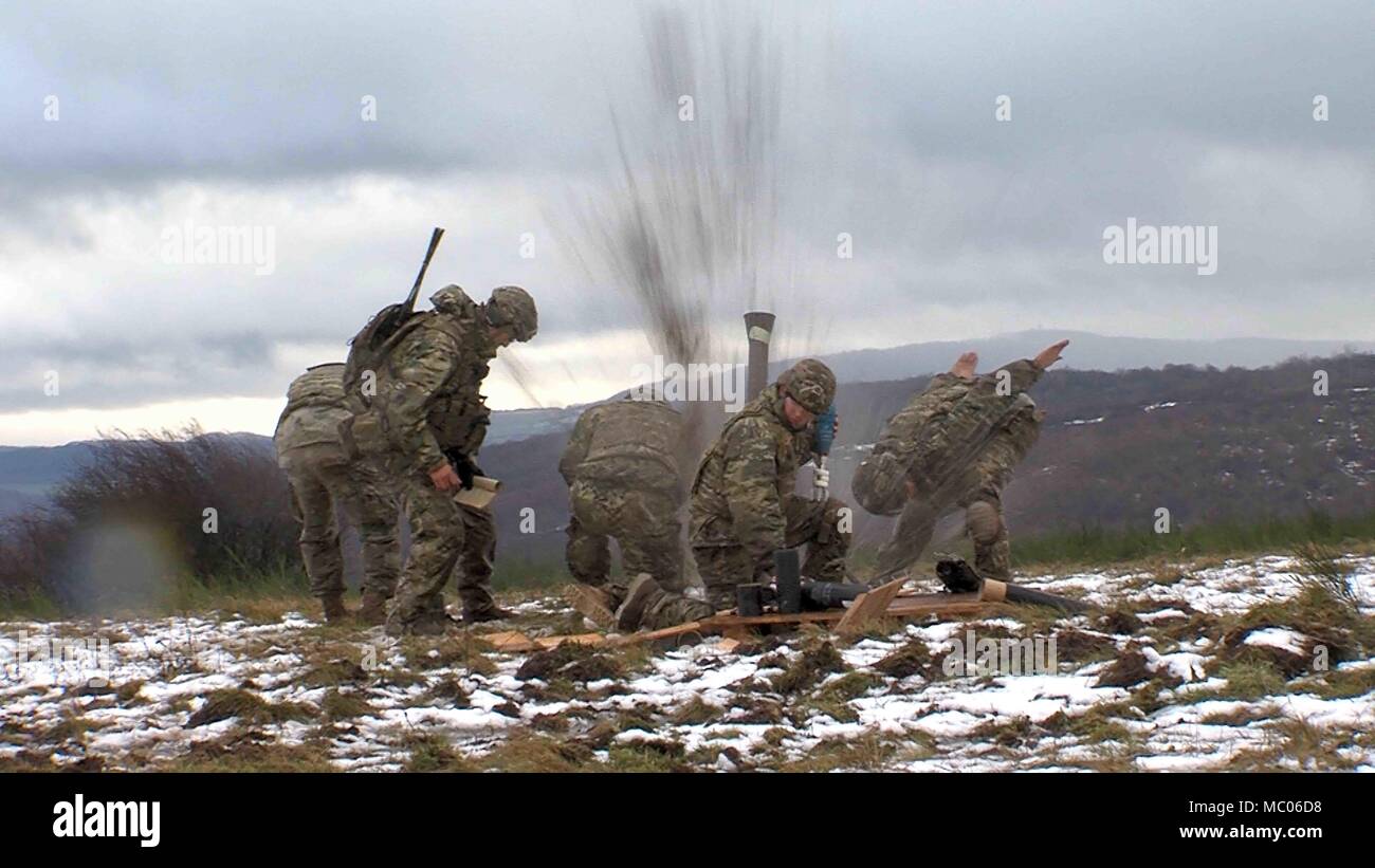 Les parachutistes de l'armée américaine affectés au siège de l'entreprise et de l'Administration centrale, 1er Bataillon, 503e Régiment d'infanterie parachutiste, 173e Brigade aéroportée pendant un exercice de tir réel à l'aide d'un M252, 81mm Système de mortier sur la zone d'entraînement militaire de Baumholder, Baumholder, Allemagne, le 18 janvier 2018." (U.S. Photo de l'armée, spécialiste de l'information visuelle Ruediger Hess/libérés) Banque D'Images