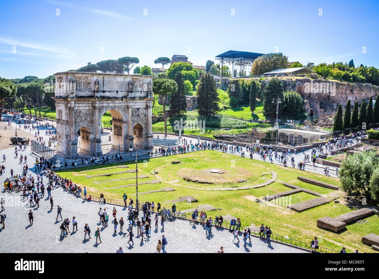 ROME, ITALIE, 24 avril 2017. La colline du Palatin - vue du Colisée. Banque D'Images