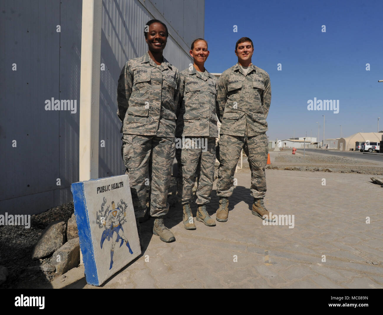 L'élément de santé publique affectée à l'expéditionnaire du 380e Groupe médical pose pour une photo à l'extérieur du bureau de la santé publique le 18 janvier 2018, la base aérienne d'Al Dhafra, aux Émirats arabes unis. Le bureau de la santé publique effectue des inspections de latrines, de l'alimentation animale, les inspections et la prévention comme un évitement de façon préventive pour maintenir la population en sécurité sur ADAB. (U. S. Air Force photo par un membre de la 1re classe D. Blake Browning) Banque D'Images
