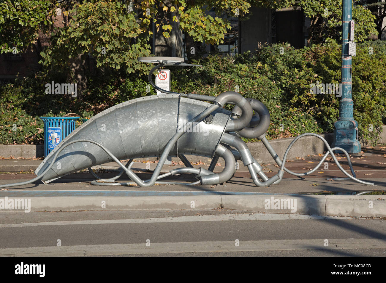 WA15123-00...WASHINGTON - Cette sculpture de métal d'un calmar géant est en fait un parking gratuit squid avec de nombreux endroits pour bloquer un vélo ; situé à alo Banque D'Images