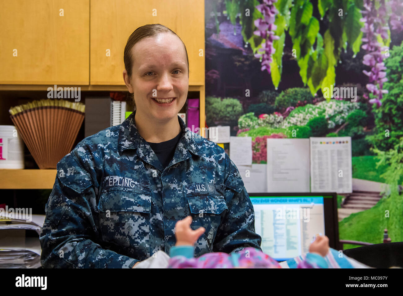 FORT Belvoir, Virginie.-- (28 janvier 2018)-- Hospital Corpsman 3rd Class Talena Epling est fière de servir dans son rôle de conseil de l'hôpital de Belvoir-consultante en lactation, une rareté parmi les membres du service enrôlé. Une consultante en lactation est un professionnel de la santé qui se spécialise dans la gestion clinique de l'allaitement. Consultants réussir un examen rigoureux pour obtenir la certification, et de travailler dans une grande variété de milieux de soins de santé comme les hôpitaux, les bureaux de pédiatrie, de la santé publique, des cliniques et des cabinets privés. Le cours dure environ un an Banque D'Images