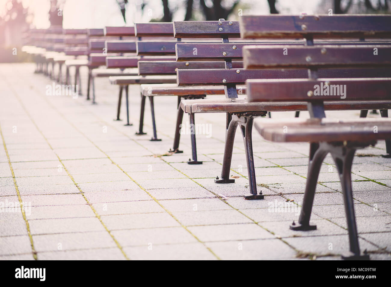 Des bancs de parc lignes vides en face d'un stade en plein air. La Bulgarie, Bourgas, jardin de la mer. Banque D'Images