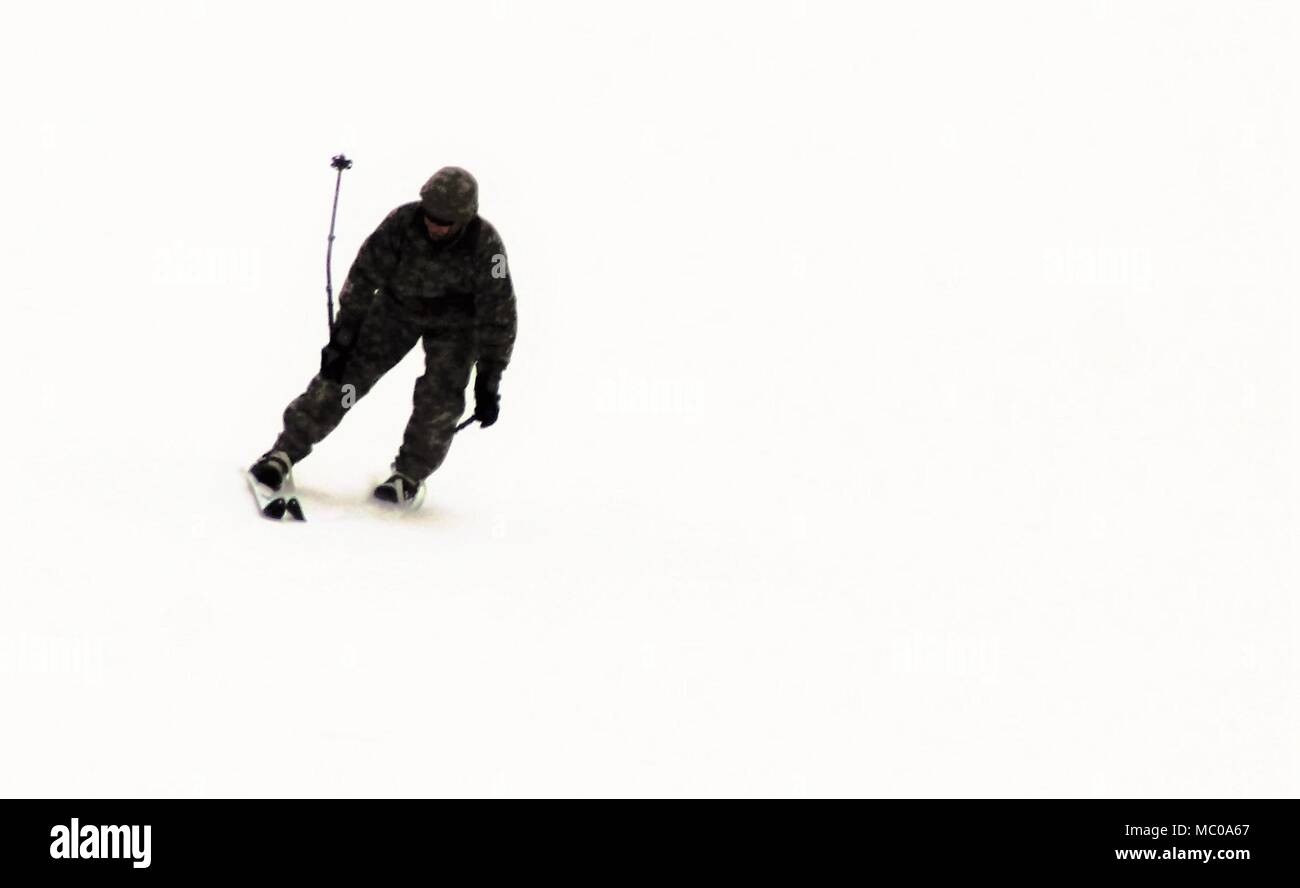 Un soldat qui est un étudiant dans le cours des opérations par temps froid Fort McCoy apprend à skier et sur les techniques de ski 11 janvier 2018, à la crête de Whitetail Ski de Fort McCoy, Wisconsin (Etats-Unis) les élèves dans le cours, tous les soldats de divers et de la réserve active unités composantes, étaient en classe 18-02 pour le cours. En plus du ski, les étudiants sont formés sur une variété de sujets par temps froid, y compris la formation d'Amérique ainsi que l'utilisation de traîneaux ahkio et autre équipement. La formation se concentre aussi sur le terrain et l'analyse météo, la gestion des risques, de vêtements par temps froid, l'élaboration des positions de combat d'hiver Banque D'Images